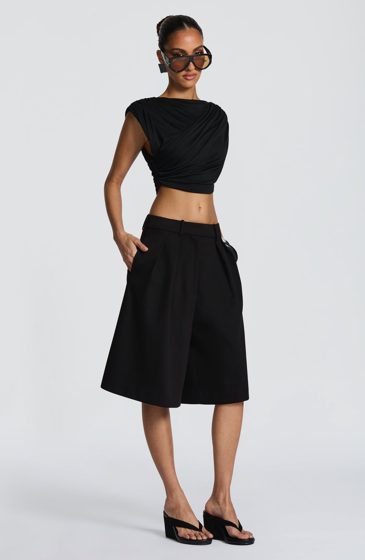 Bermuda Sastre de Pinzas Ausra – Negro