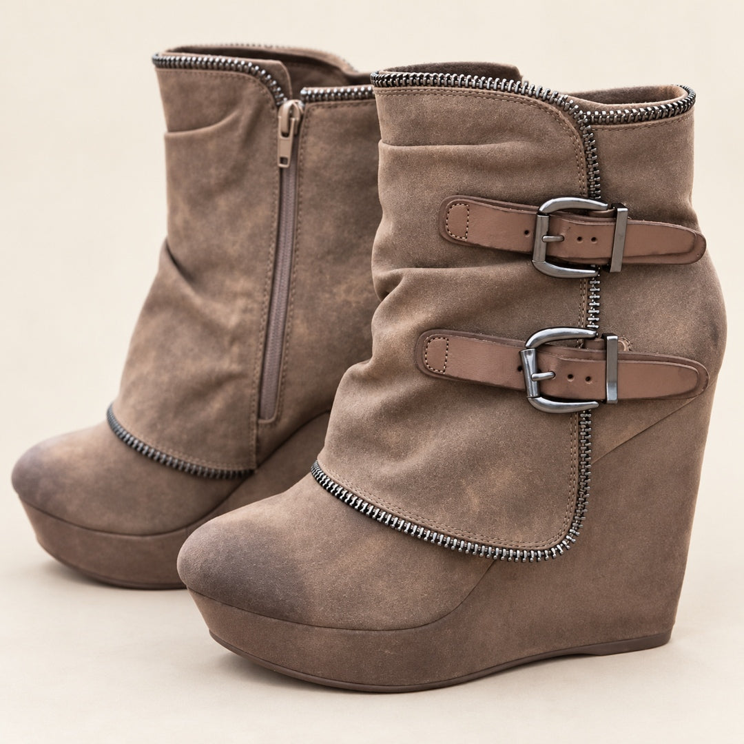Botines de Cuña con Hebillas – Topo · 3