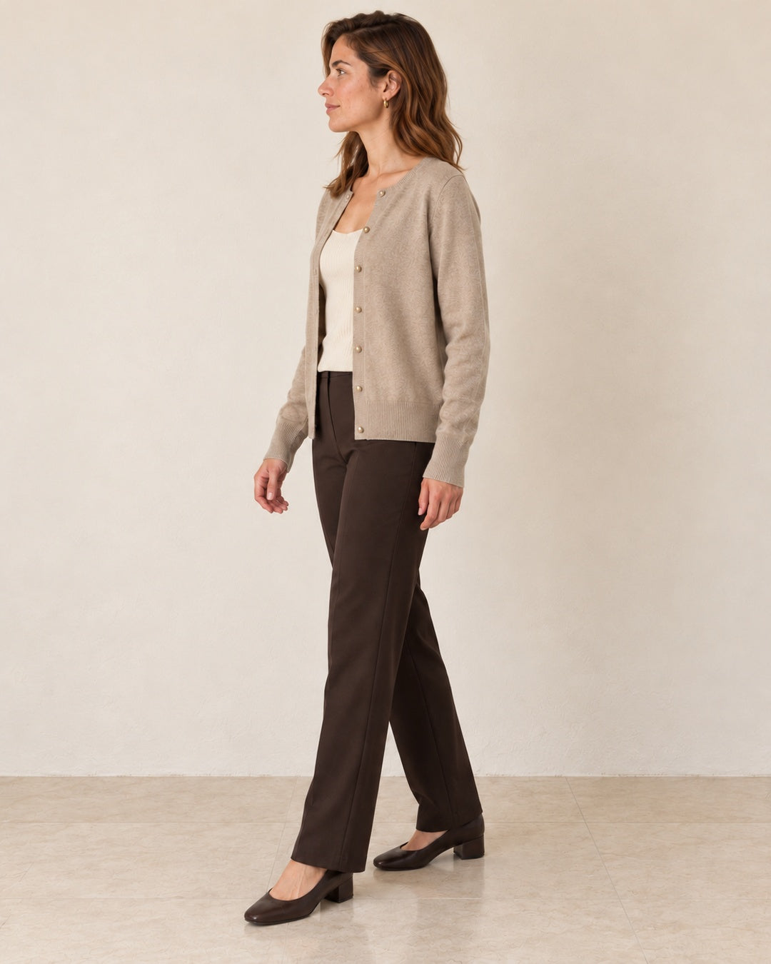 Cárdigan de Punto con Botones – Beige · Perfil con postura natural