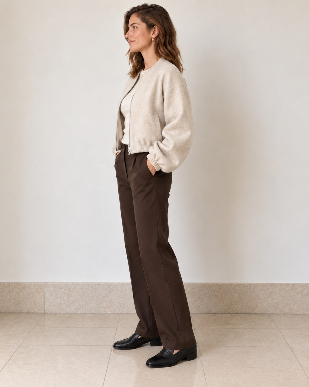 Chaqueta Bomber de Borreguito – Crema · Perfil con postura natural