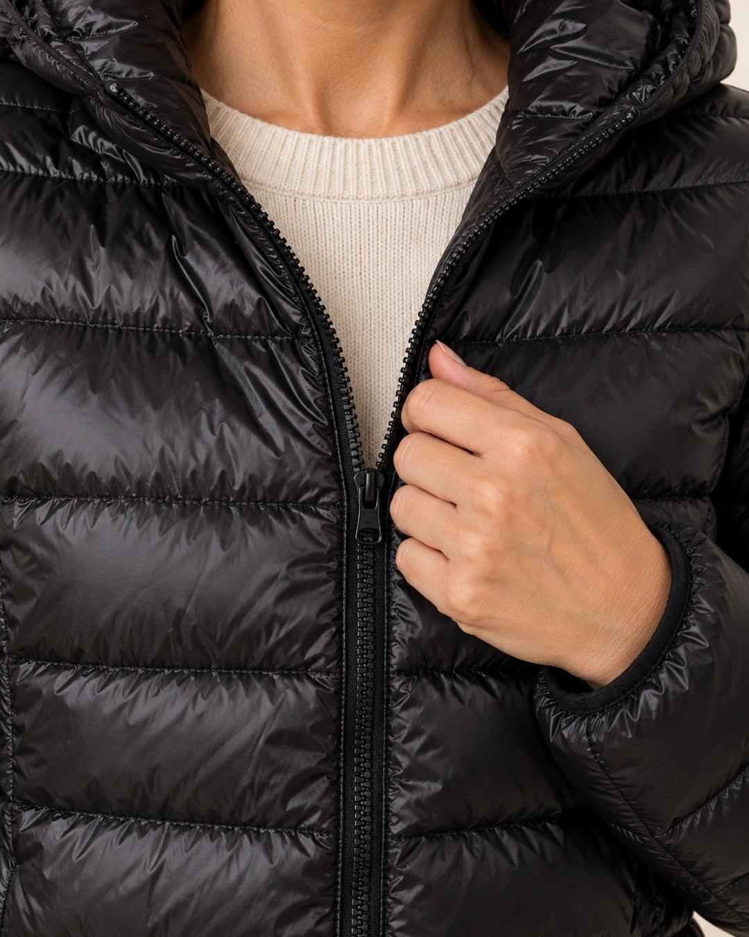 Plumífero Ligero con Capucha – Negro · 5