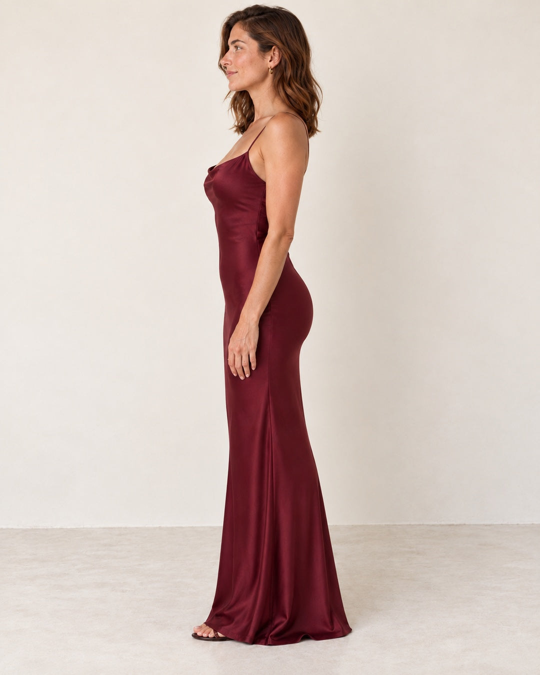Vestido Largo de Fiesta Satinado – Talla Única · Perfil con postura natural