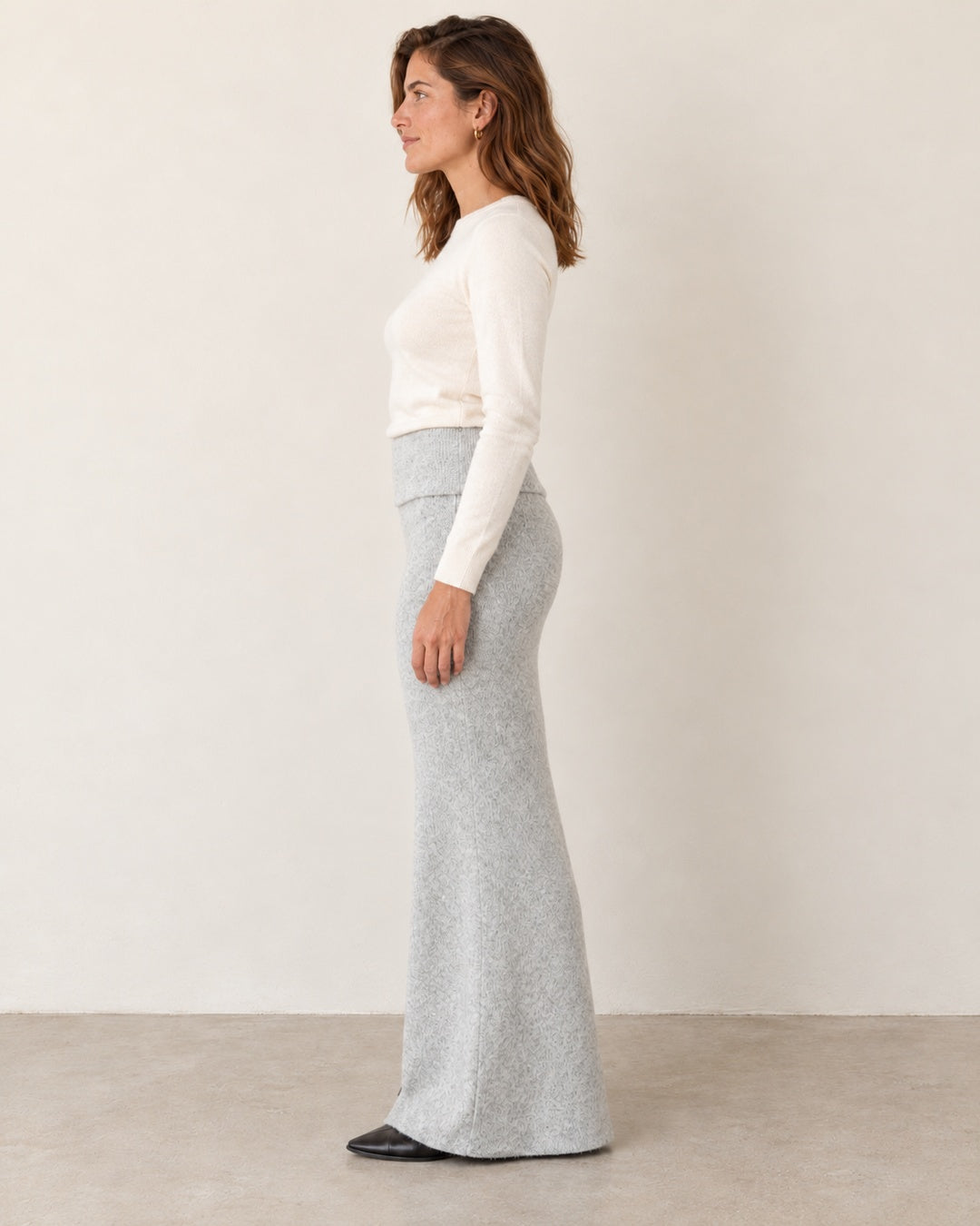 Falda Larga de Punto Andie – Gris Claro Jaspeado · Perfil con postura natural