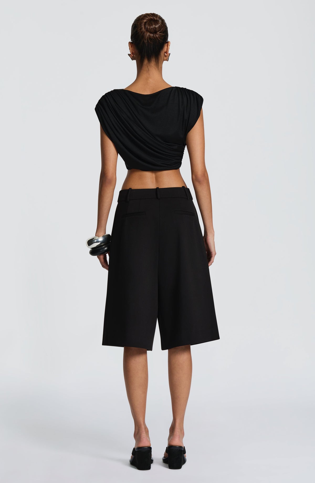 Bermuda Sastre de Pinzas Ausra – Negro