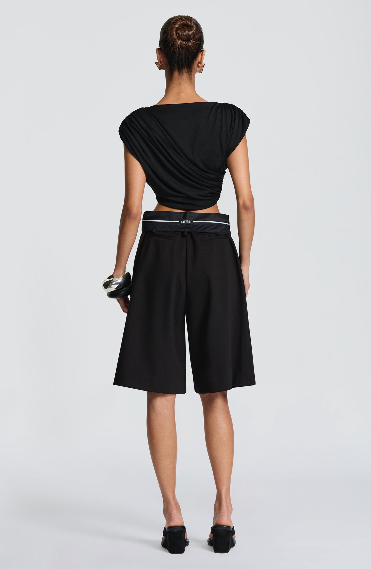Bermuda Sastre de Pinzas Ausra – Negro