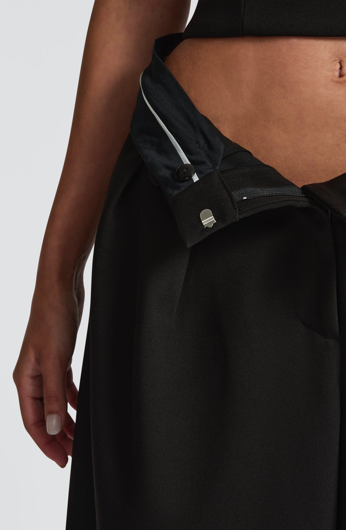 Bermuda Sastre de Pinzas Ausra – Negro