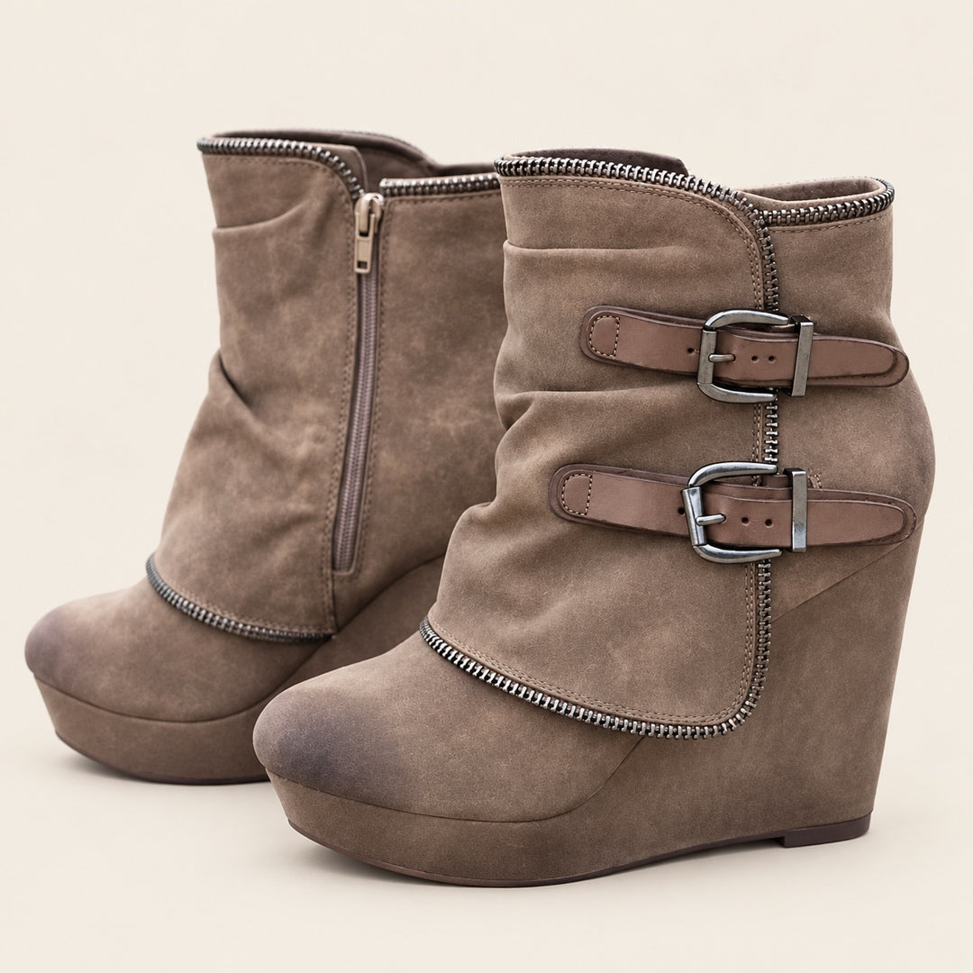 Botines de Cuña con Hebillas – Topo · 1