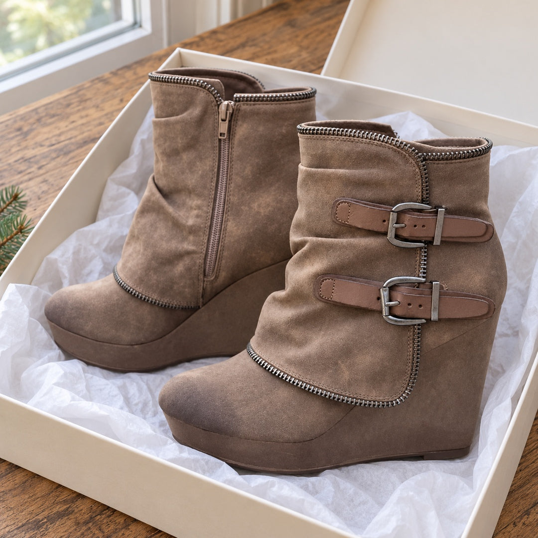 Botines de Cuña con Hebillas – Topo · 4