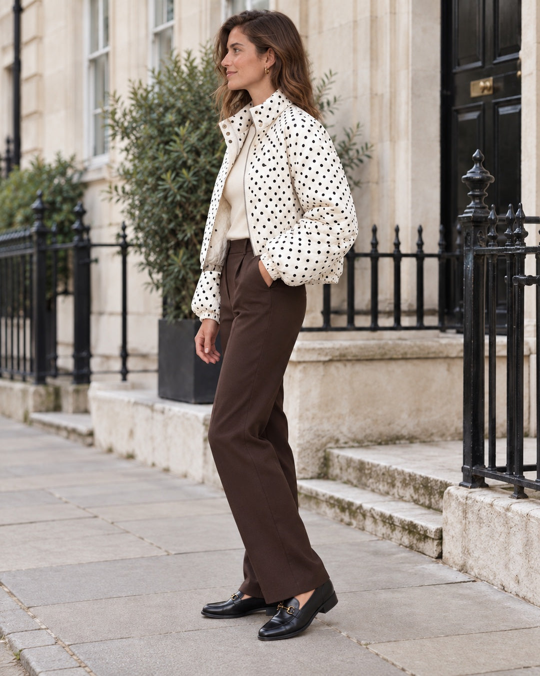 Chaqueta Bomber de Lunares – Blanco · Perfil con postura natural