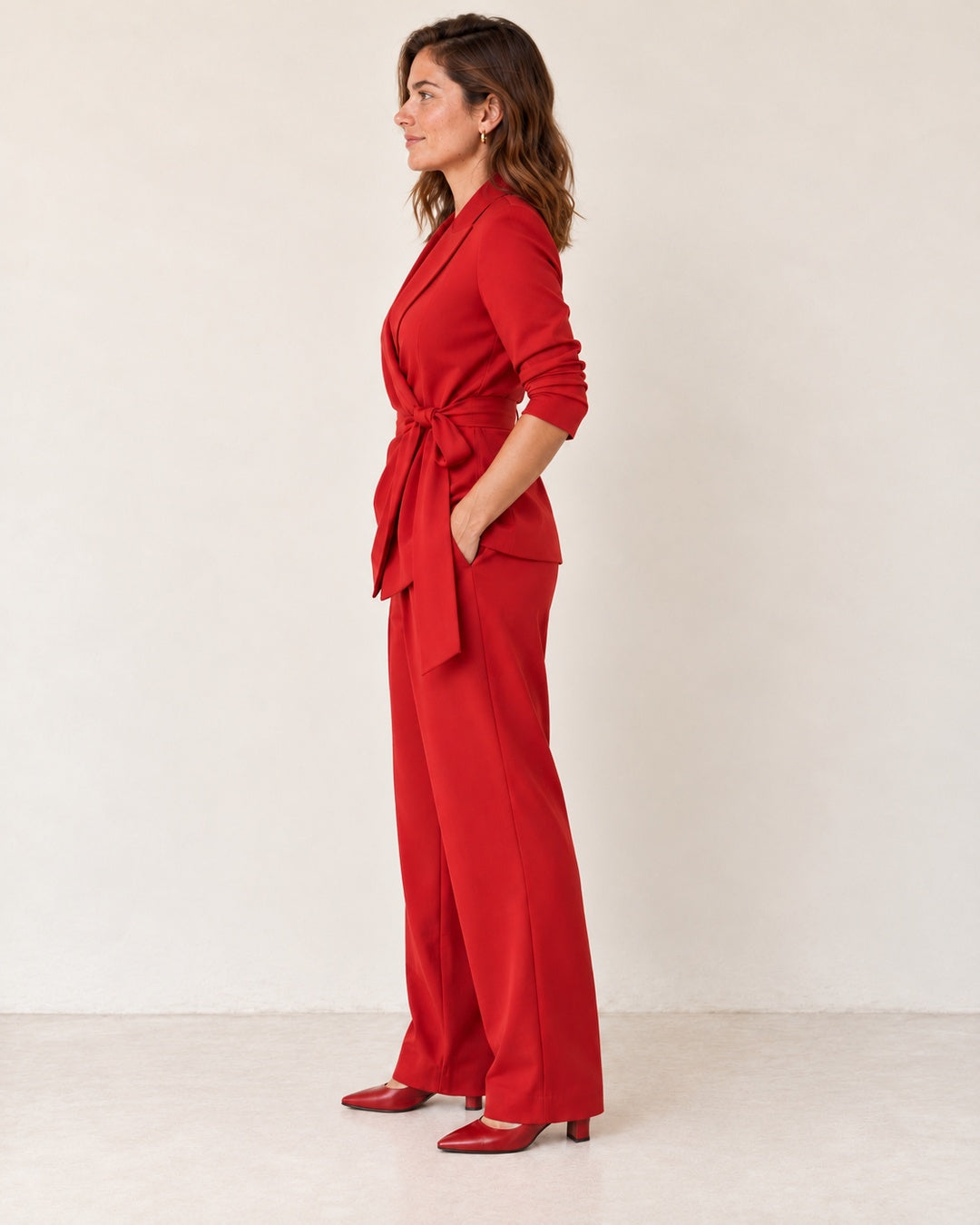 Traje de Oficina: Blazer y Pantalón Ancho · Perfil con postura natural