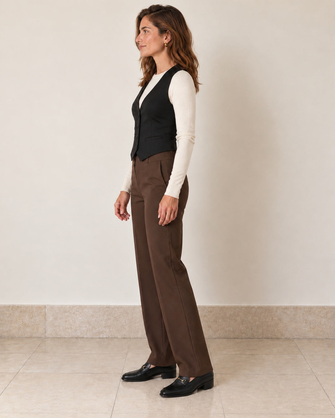 Chaleco Tailored Chic – Estilo Oficina · Perfil con postura natural