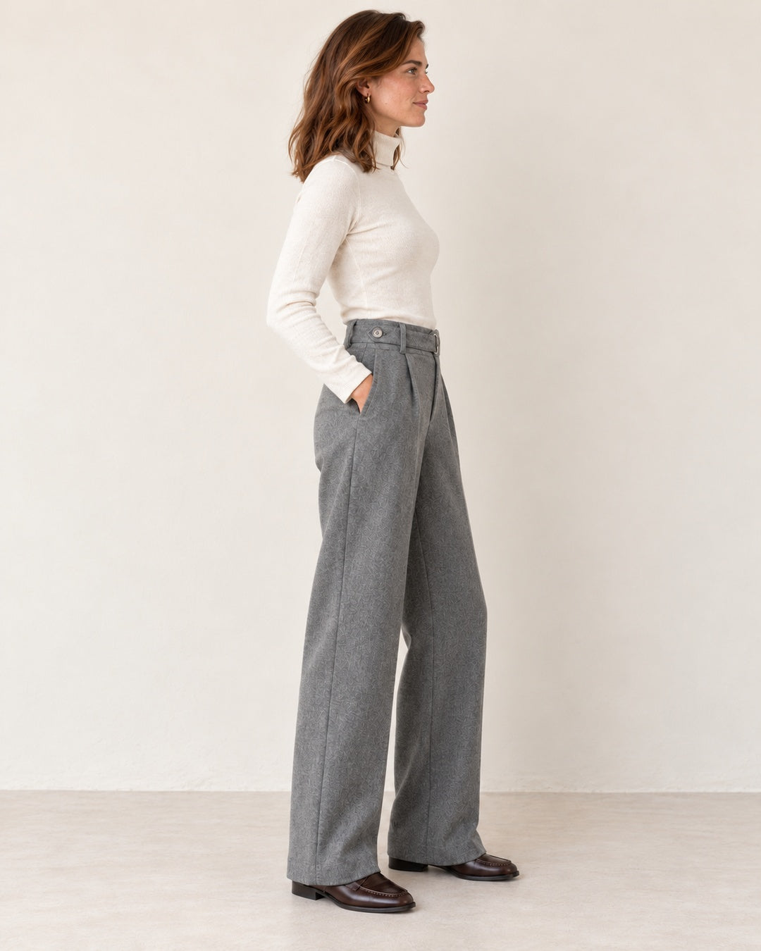 Pantalón Ancho de Lana Cintura Alta · Perfil con postura natural