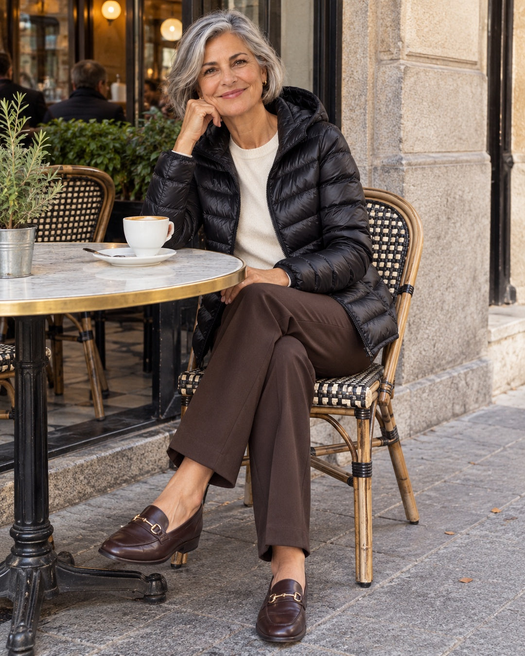 Plumífero Ligero con Capucha – Negro · 4