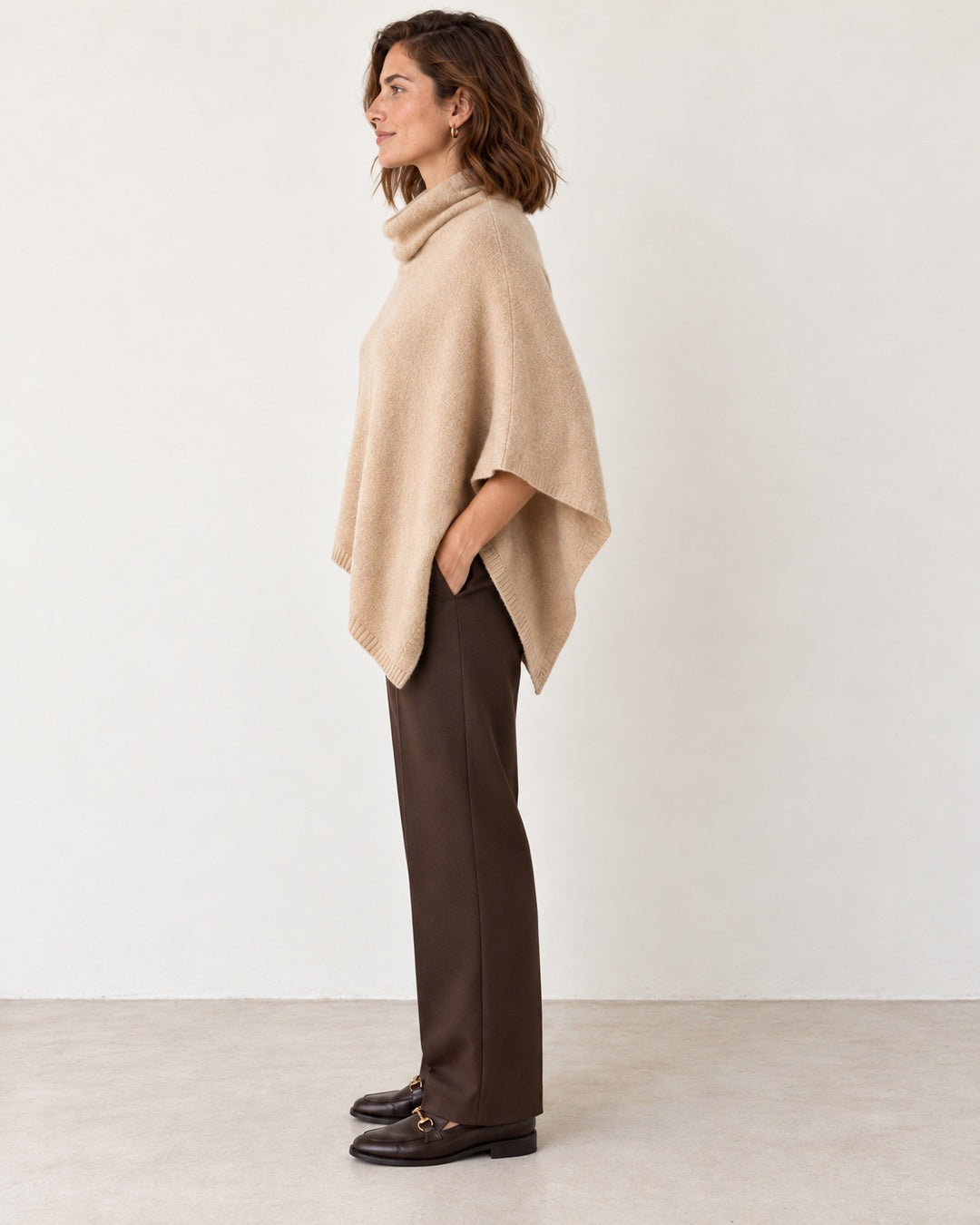 Poncho Jersey de Cuello Alto · Perfil con postura natural