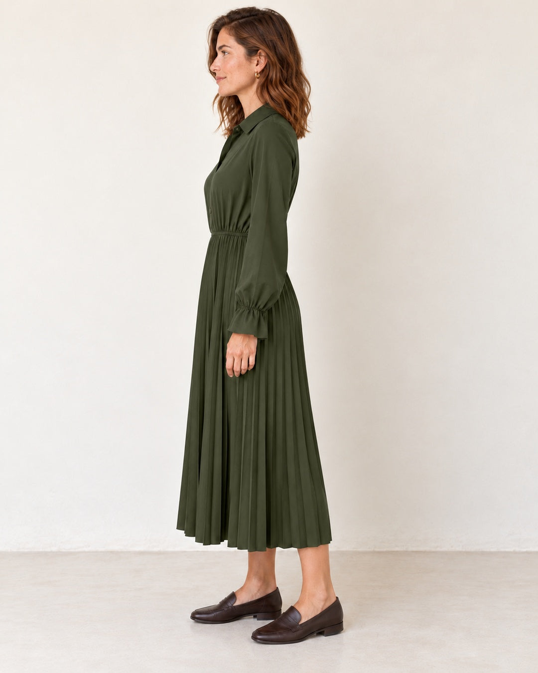 Vestido Camisero Largo Plisado con Botones · Perfil con postura natural